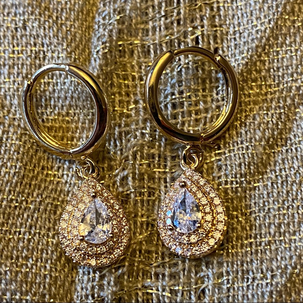 Delicate water drop zircon earrings NWT
